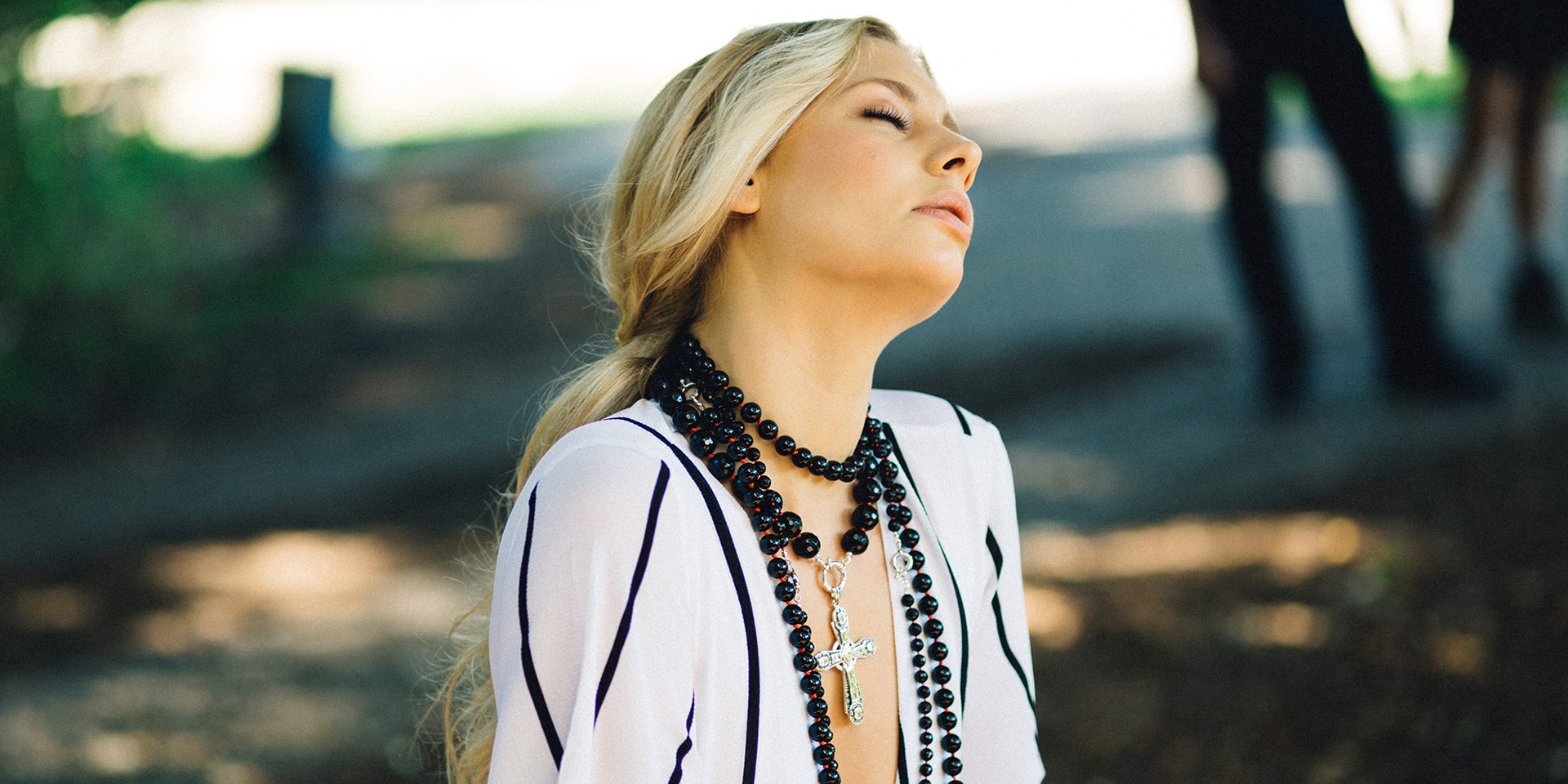 girl-wearing-black-onyx-strand